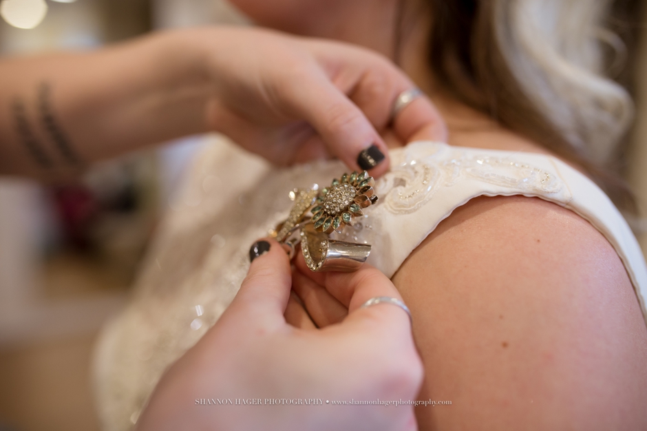 bride getting ready, oregon wedding photographer, green villa barn salem