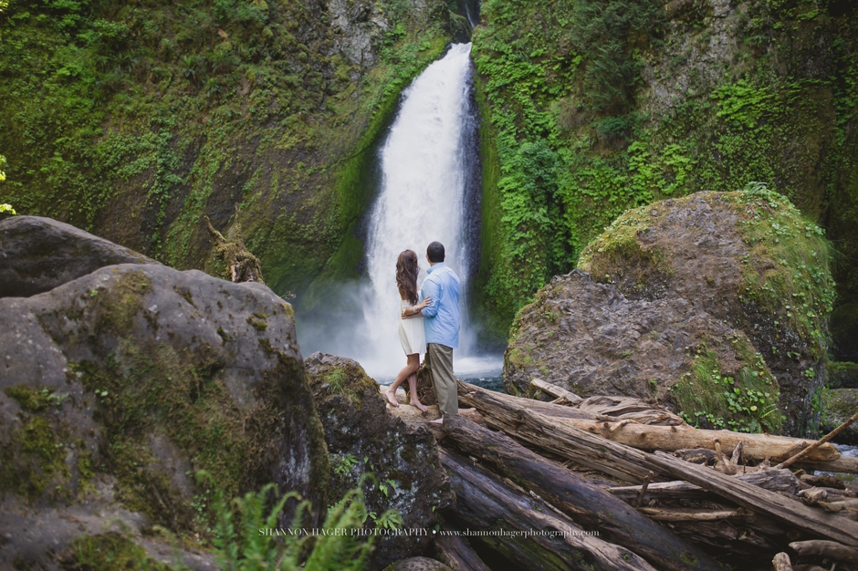 oregon engagement photographer, wahclella falls