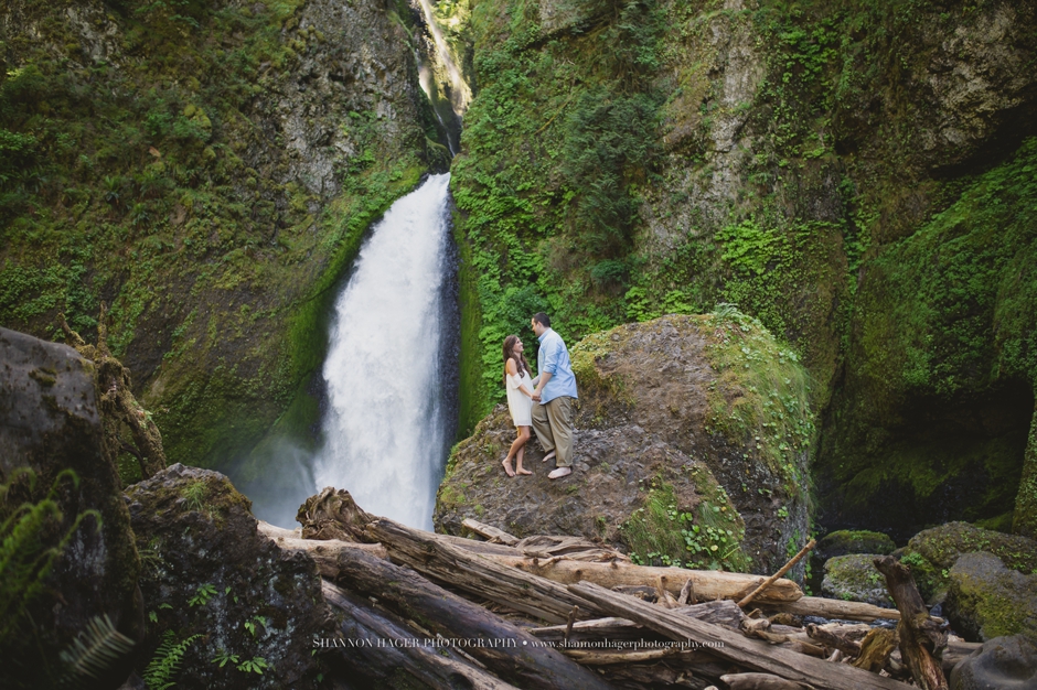 oregon engagement photographer, wahclella falls