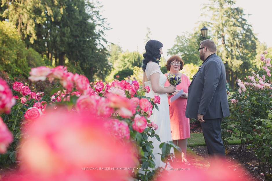 oregon elopement photographer, rose garden wedding