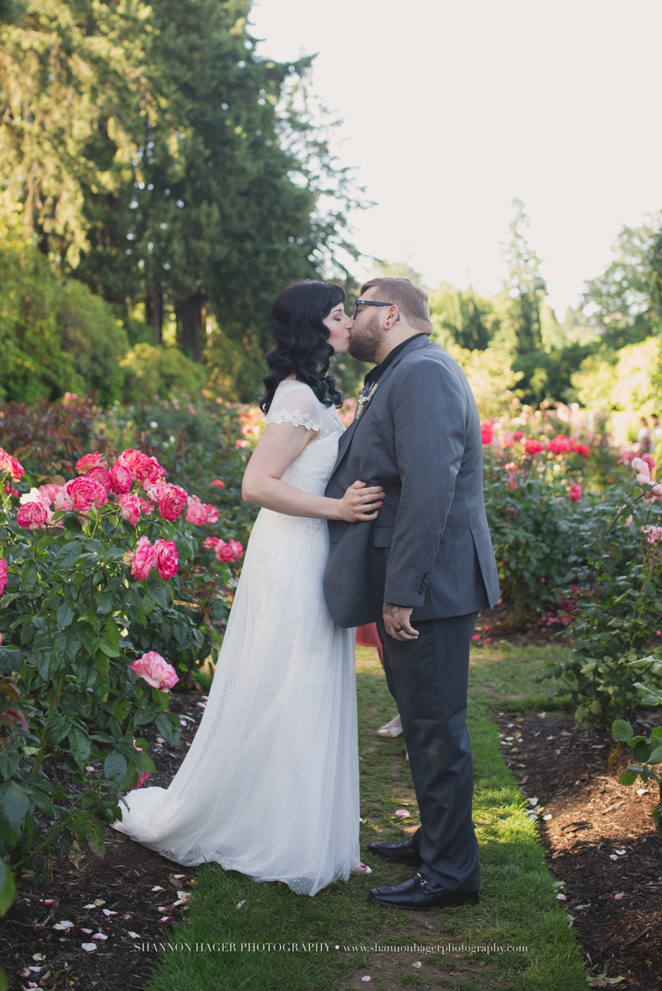 oregon elopement photographer, rose garden wedding