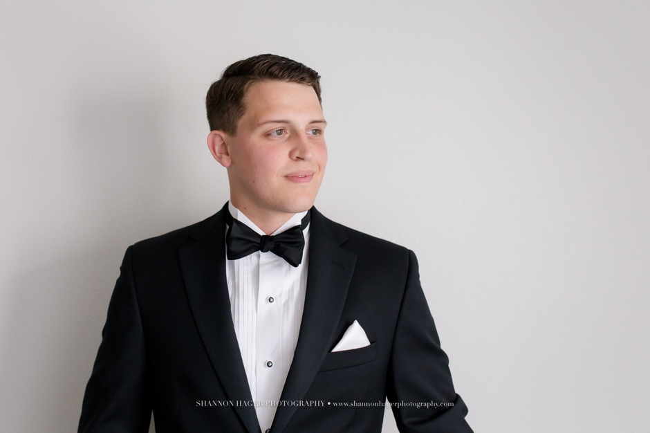 portland wedding photographer, groom getting ready, shannon hager photography