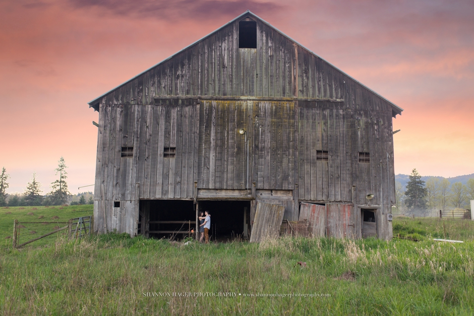 portland engagement photographer, shannon hager photography, farm barn engagement session in the spring