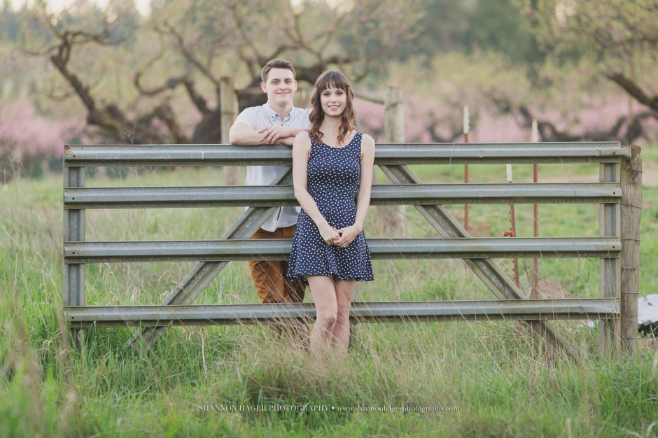 portland engagement photographer, shannon hager photography, farm barn engagement session in the spring