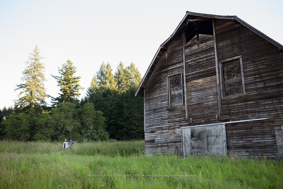 rustic barn session, portland engagement session, milo mciver state park, couples photos oregon