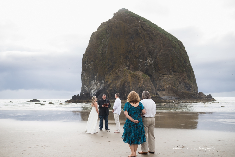 oregon coast destination elopement, beach wedding cannon beach, shannon hager photography