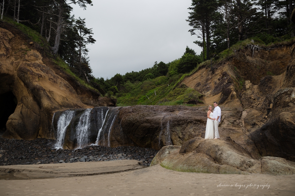 oregon coast destination elopement, beach wedding cannon beach, shannon hager photography