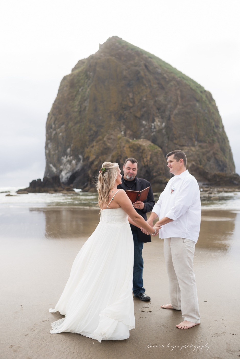 oregon coast destination elopement, beach wedding cannon beach, shannon hager photography