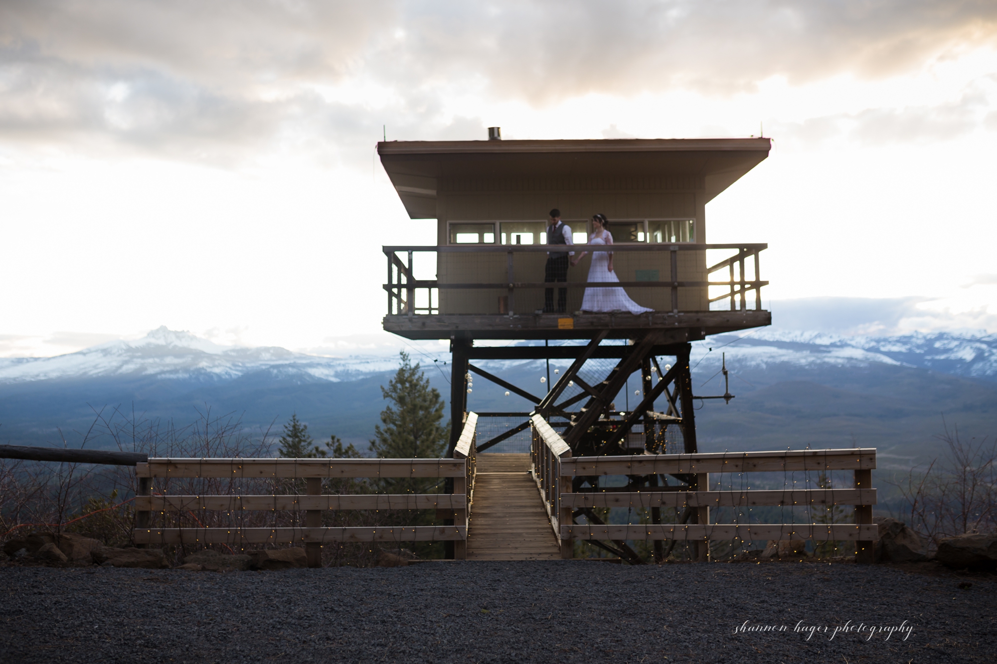 oregon elopement photographer, green ridge fire lookout wedding sisters oregon wedding photographer, shannon hager photography