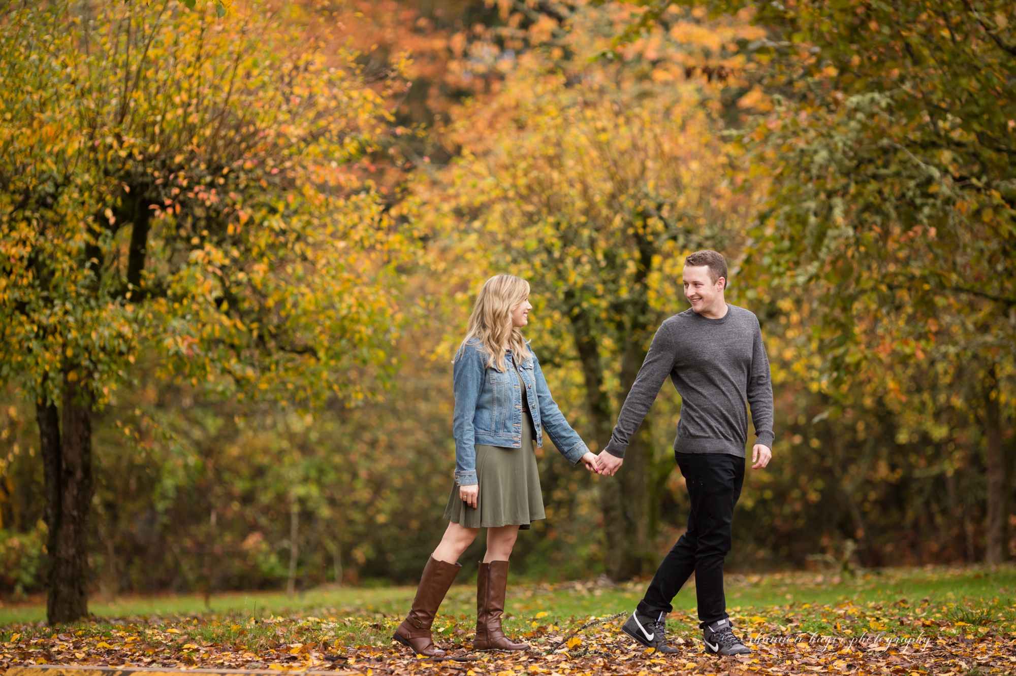 fall engagement photos at jenkins estate
