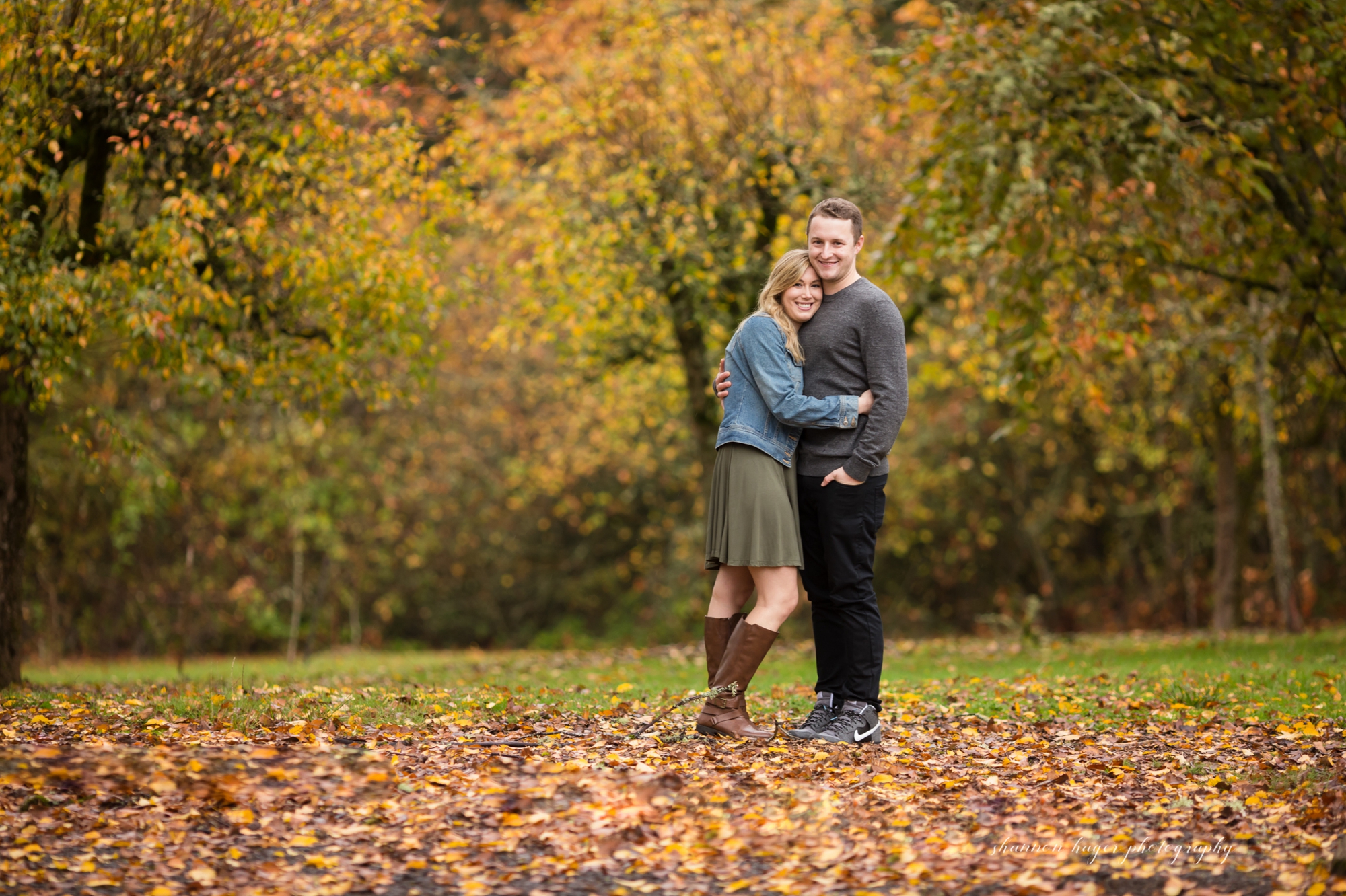 fall engagement photos at jenkins estate