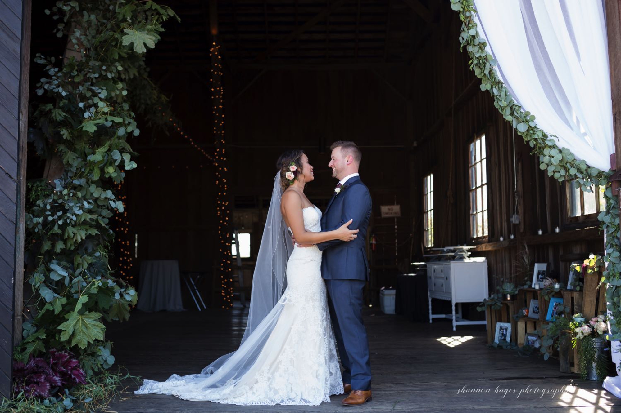 portland wedding photographer, barn kestrel summer wedding oregon, oregon barn wedding venue, shannon hager photography