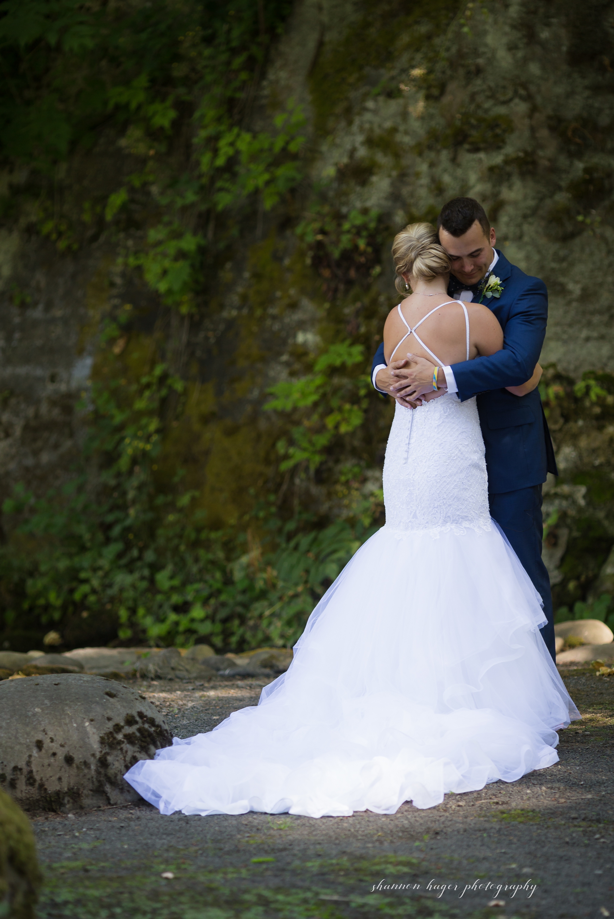 oregon wedding photographer, summer riverview waterfall estate in the gorge, photographed by shannon hager photography