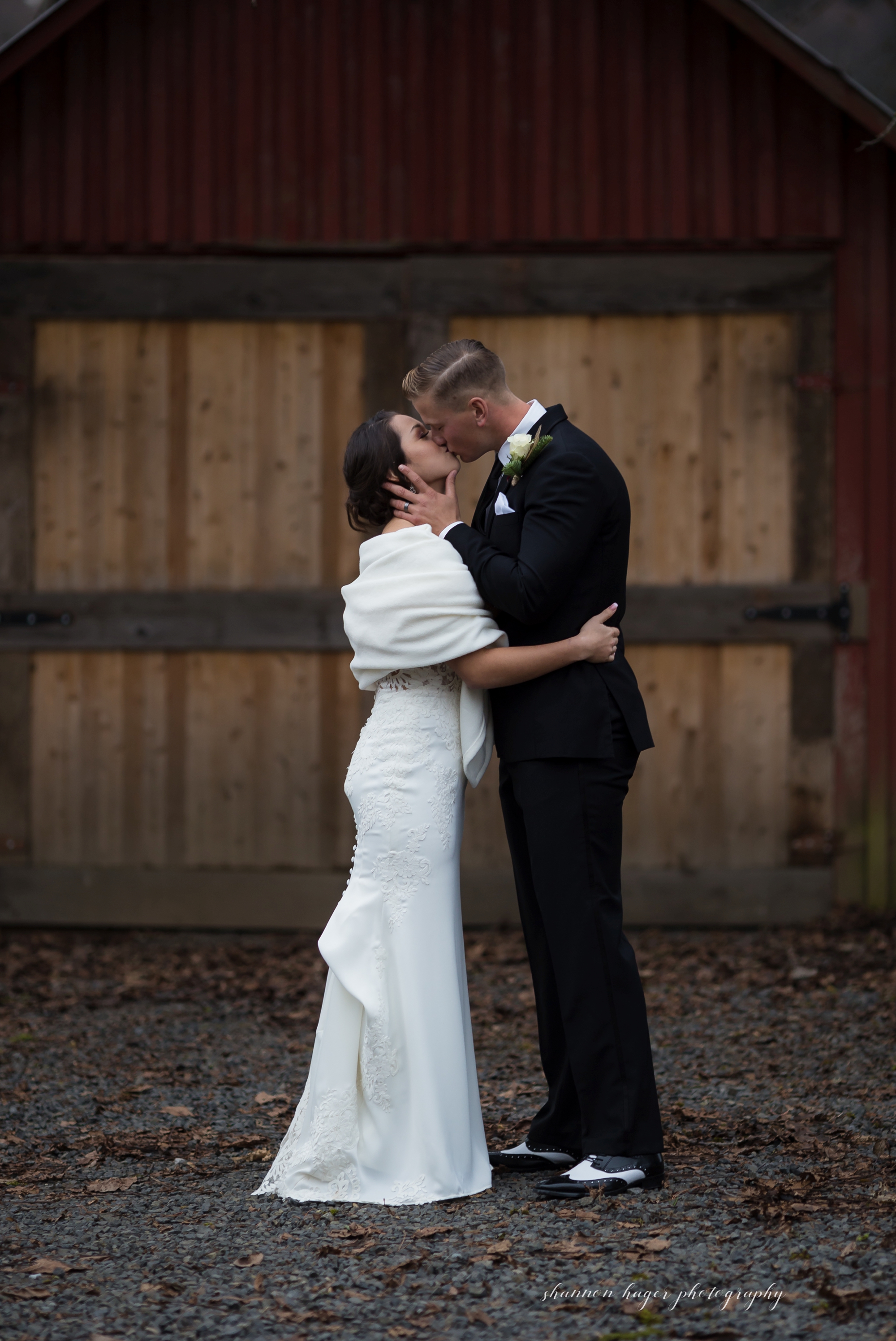 inn at avonlea winter barn wedding, portland wedding photographer, mt hood wedding photography 
