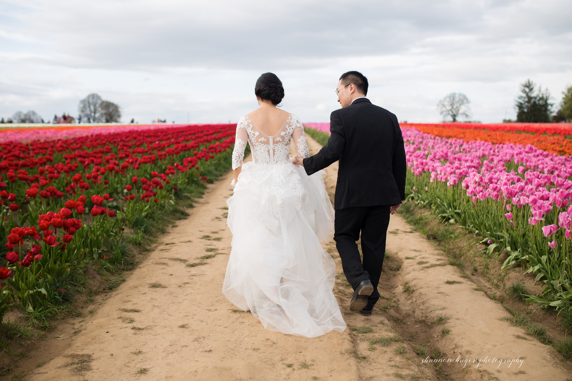 oregon tulip wedding photos, wooden shoe tulip festival photography session, portland wedding photographer, spring mini sessions