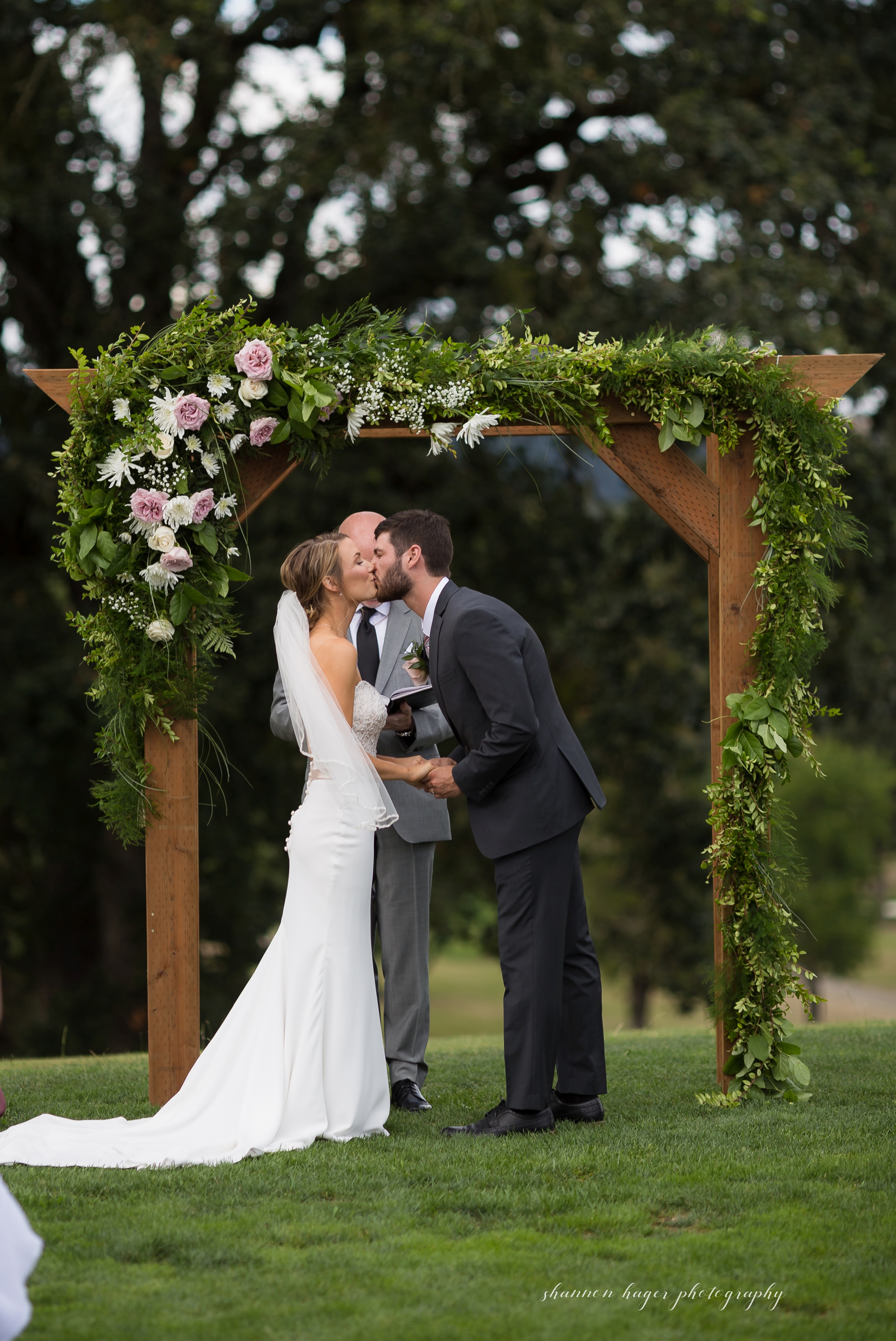 illahe hills country club summer wedding, salem wedding photographer, portland oreogn wedding photography by Shannon Hager Photography