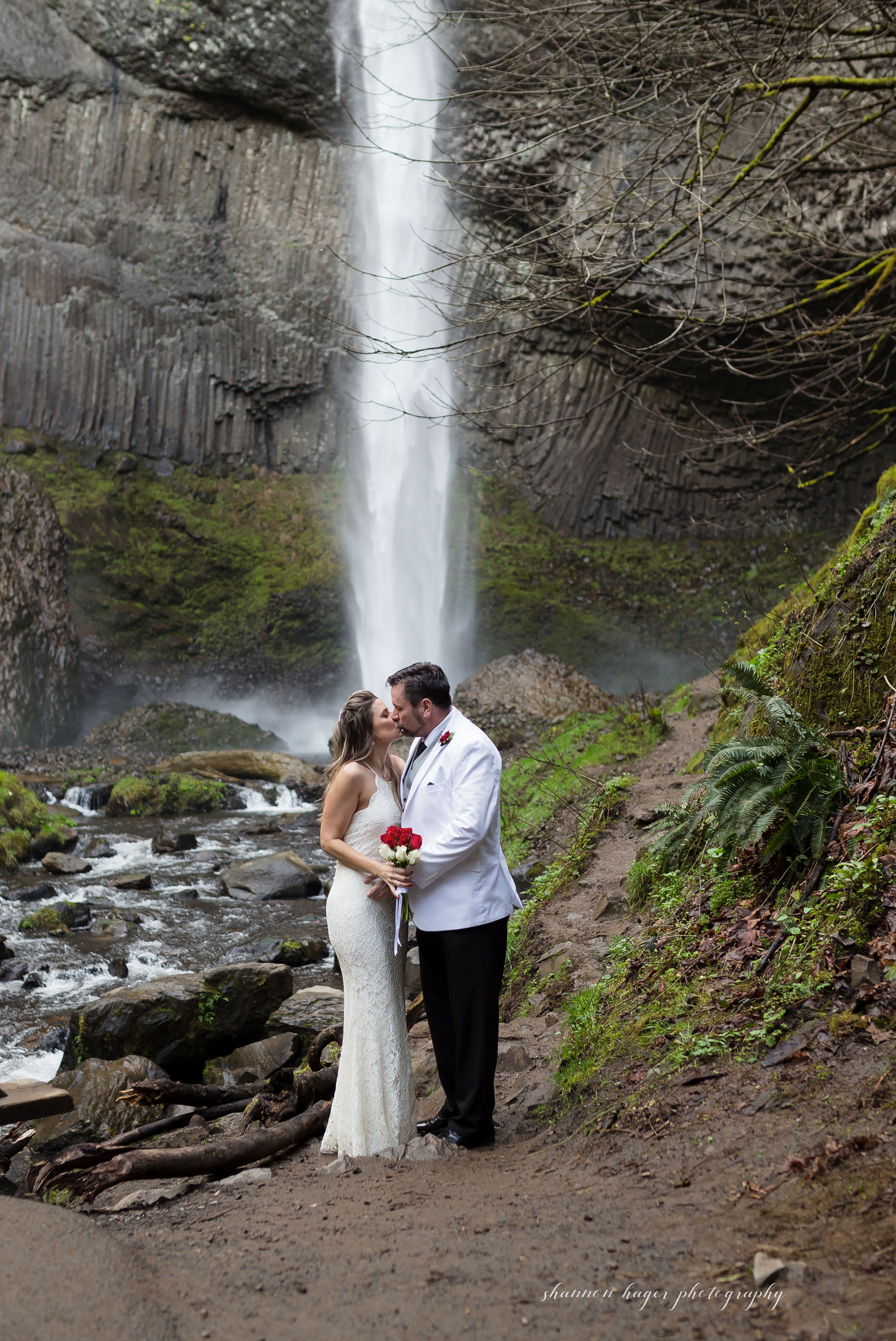 latourell falls elopement, oregon elopement photographer, oregon destination elopement, shannon hager photography