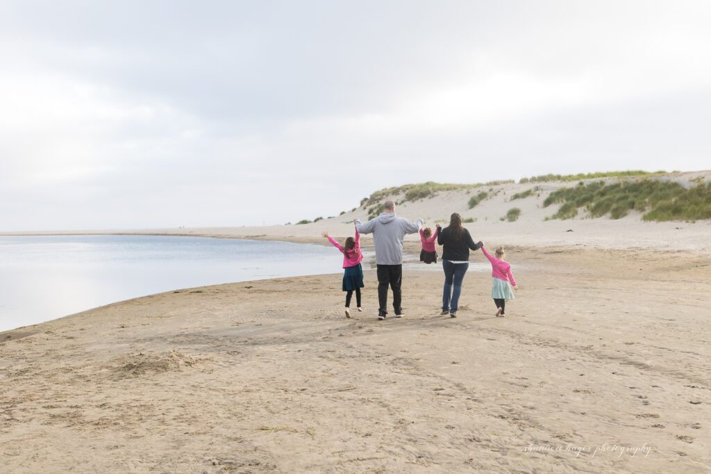 extended family photos at cannon beach by shannon hager photography