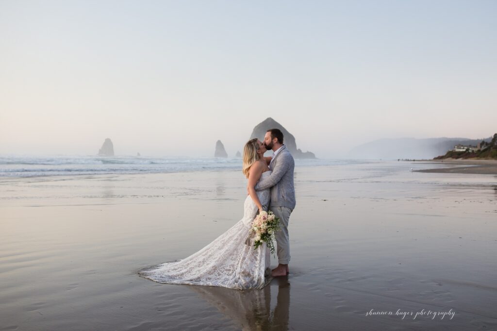 cannon beach elopement photos by Shannon Hager Photography
