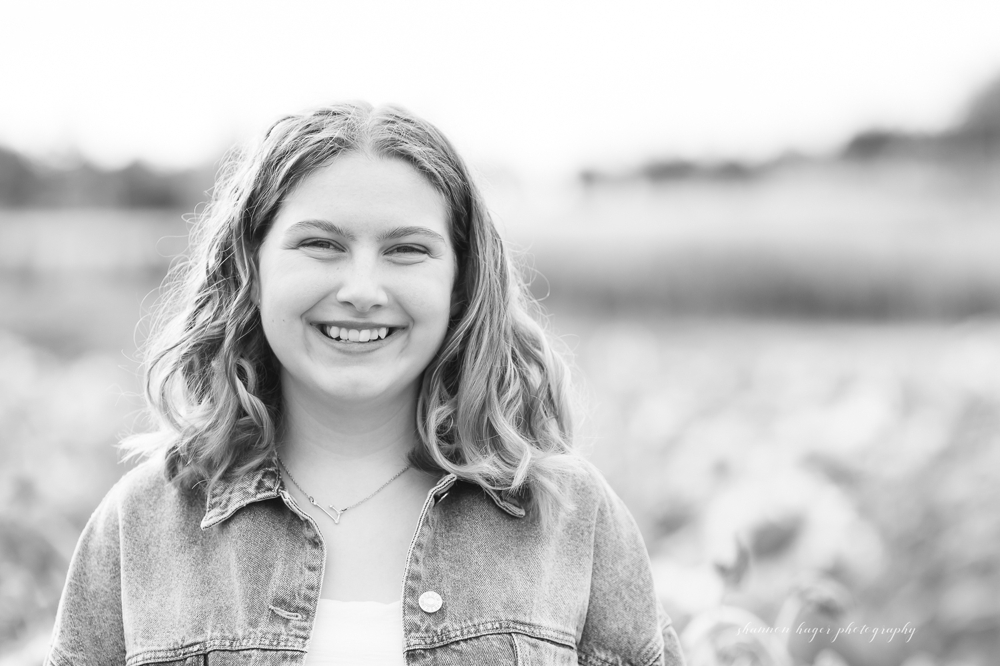 sherwood oregon senior photos in sunflower field