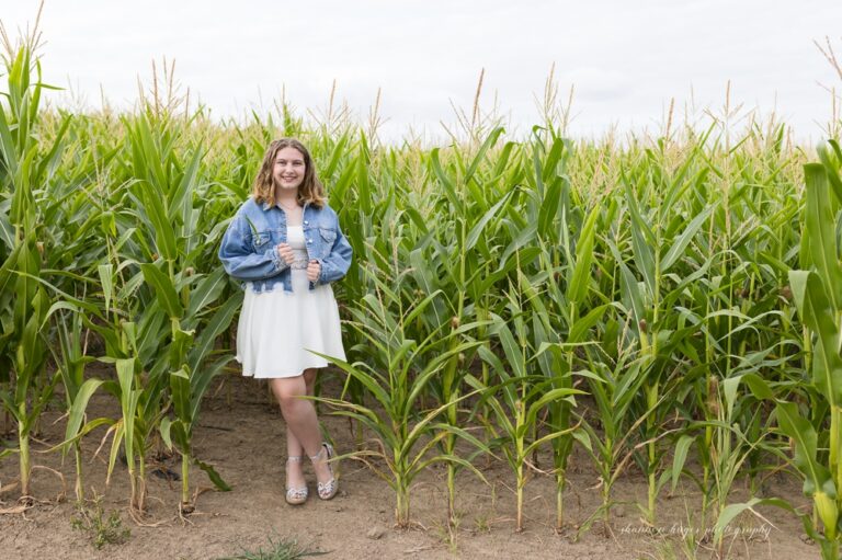 sherwood oregon senior photos in sunflower field