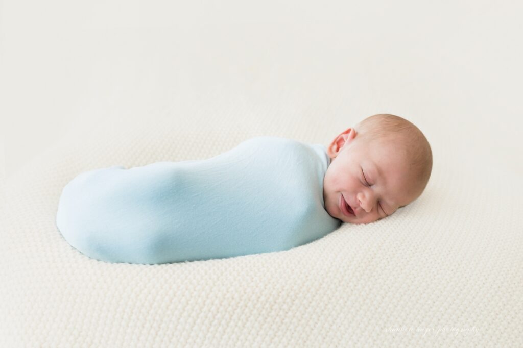 tigard newborn photographer in home session