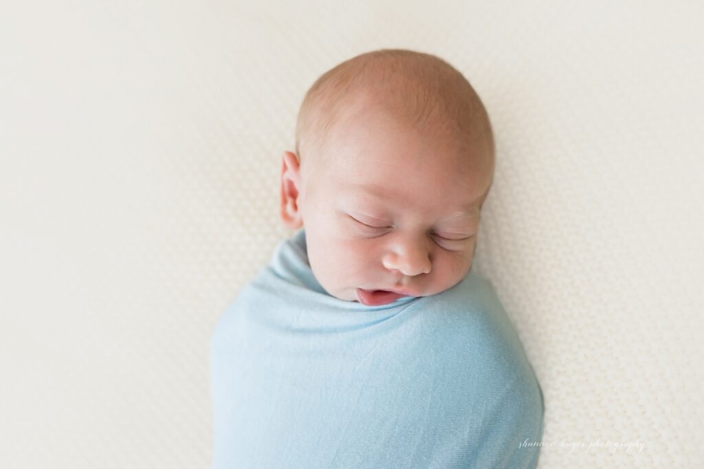 tigard newborn photographer in home session
