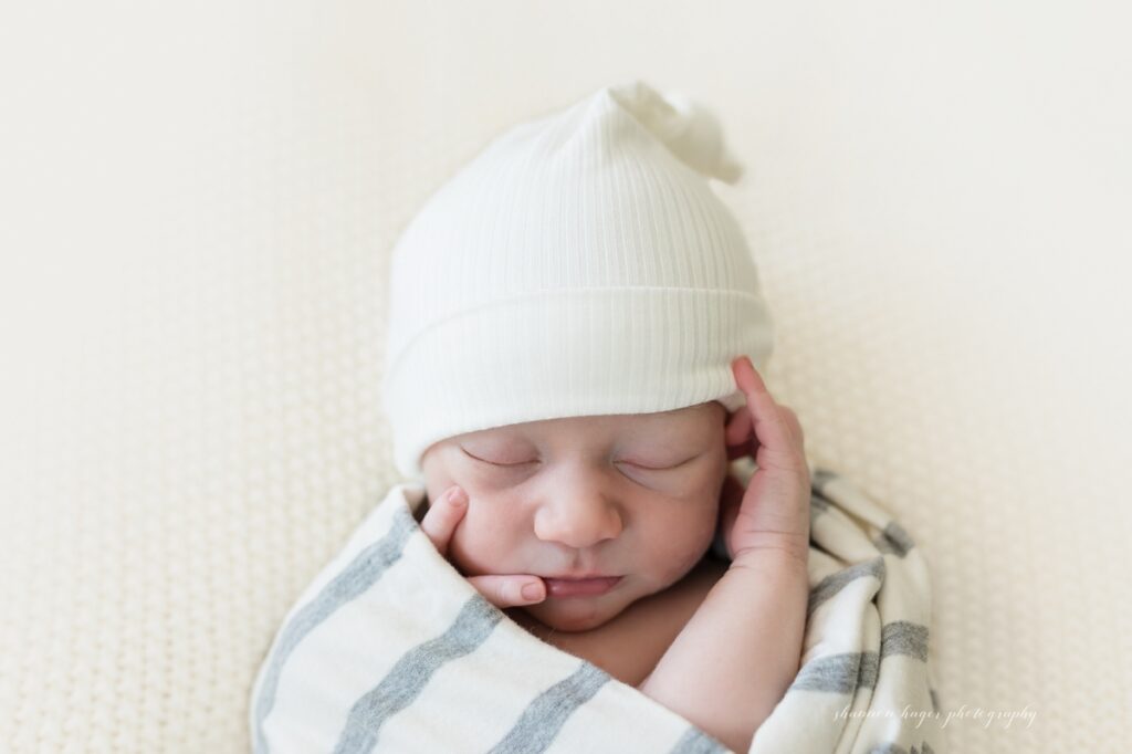 tigard newborn photographer in home session