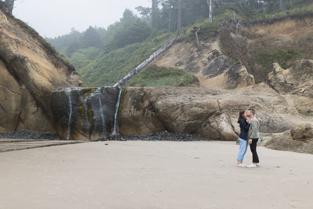 cannon beach wedding proposal at hug point