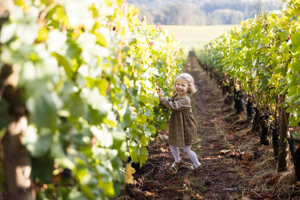 fall family photos at oregon winery