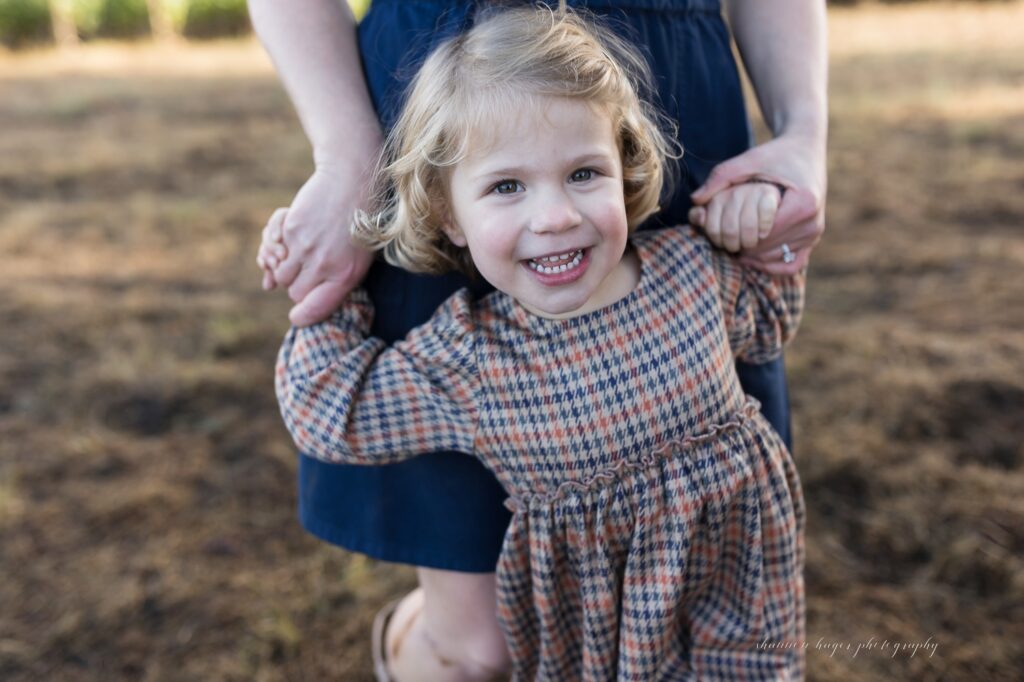fall family photos at oregon winery
