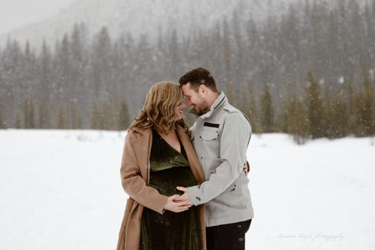 snowy maternity photos at mt hood