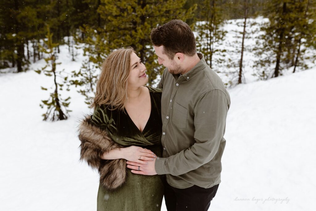 snowy maternity photos at mt hood