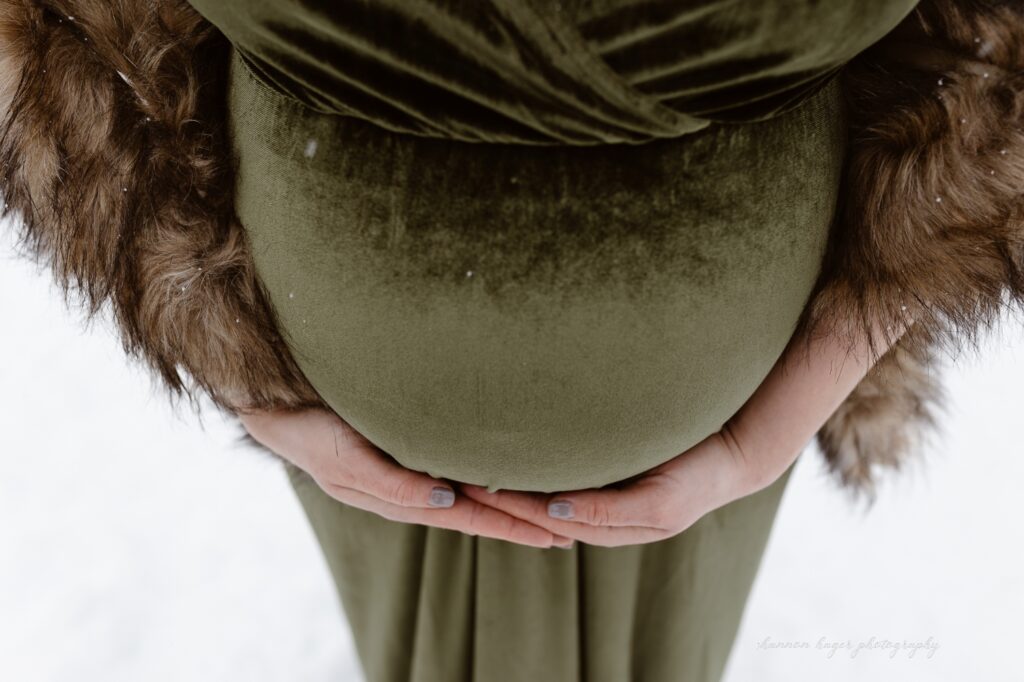 snowy maternity photos at mt hood
