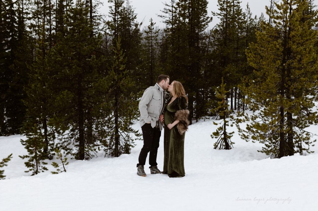 mt hood snowy maternity photos