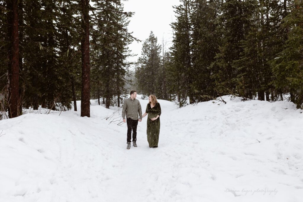 snowy maternity photos at mt hood