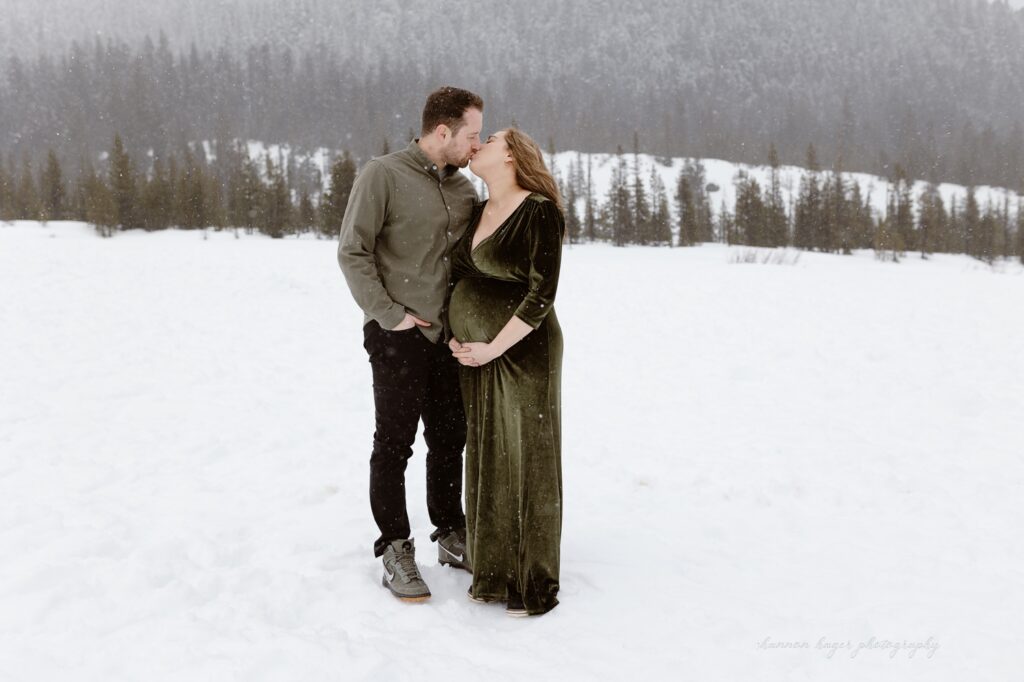 mt hood snowy maternity photos