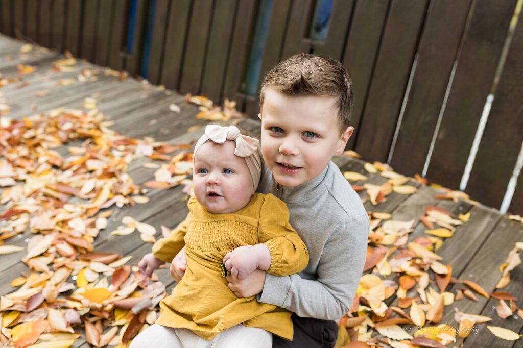 portland fall family photos in the leaves